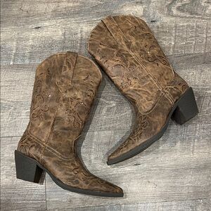 Roper Distressed Brown Heeled Boots